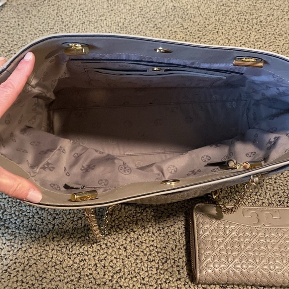 STUNNING Tory Burch Gray Leather Shoulder Bag in EUC